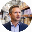 Thomas Winkler bei einer Besprechung in einer österreichischen Lagerhalle